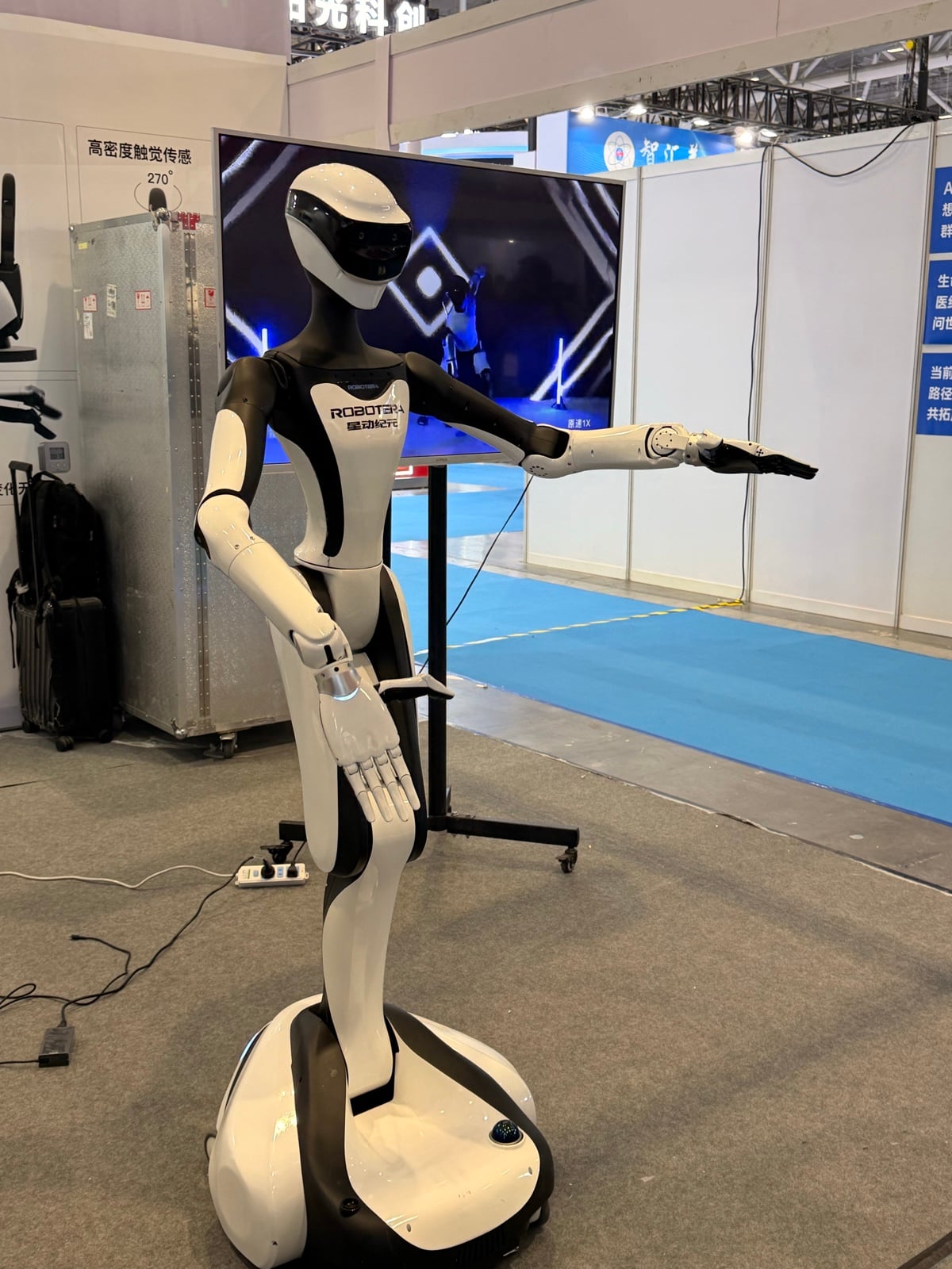 Robot humanoidalny Robotera na wystawie technologicznej