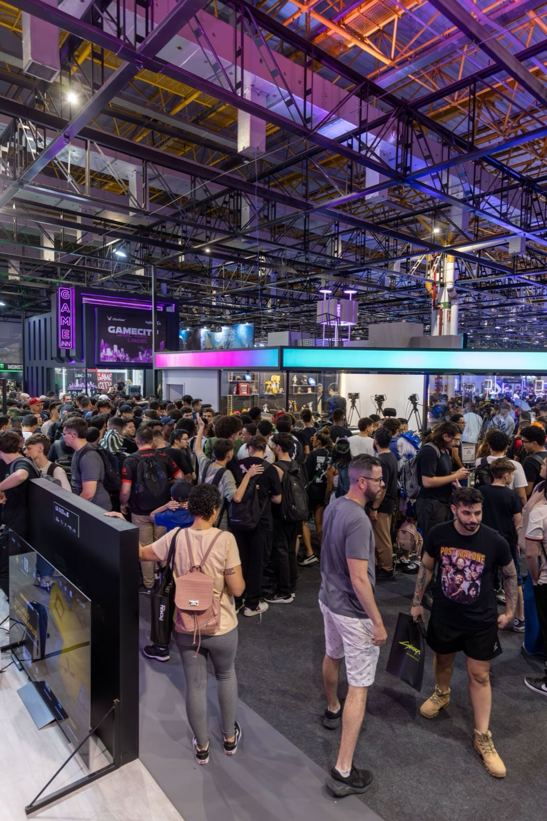 Tłum odwiedzających na targach technologicznych GAMECITY